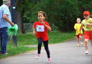 Dziewczynka biegnie w wyścigu.