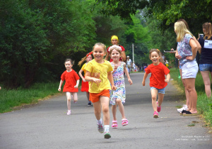 Dzieci biegną w wyścigu.