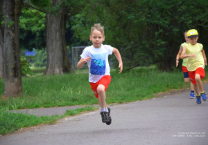 Chłopiec biegnie w wyścigu.