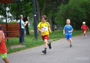 Chłopcy biegną w wyścigu.