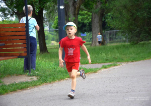 Chłopiec biegnie.
