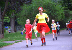 Dzieci uczestniczą w wyścigu.