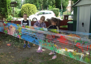 Dzieci malują krajobraz.
