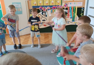 Dzieci tańczą z Si gumą