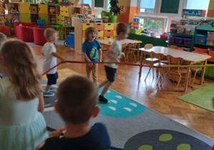 Dzieci tańczą z Si gumą