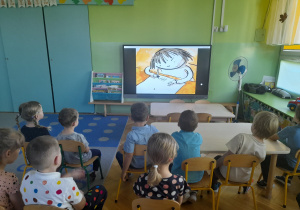 Dzieci oglądają film o kropce.