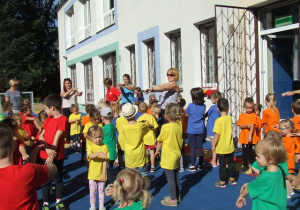 Dzieci tańczą na tarasie przedszkolnym.