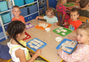 Dzieci prezentują posmarowane ciastka.