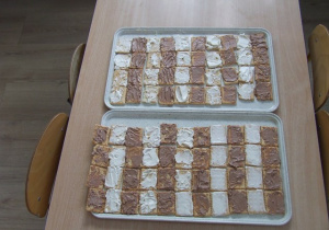 Gotowe zebry zrobione z ciastek.