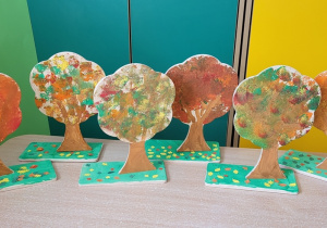 Prace plastyczne - malowane drzewa ze sklejki