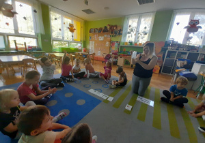 Nauczycielka pokazuje dzieciom ilustrację.