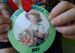 Zdjęcie medalu z okazji Dnia Jabłka.