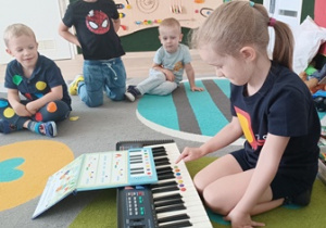 Dzieci grają na pianinku