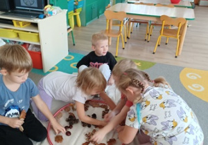 Dzieci układają jesienną mandale