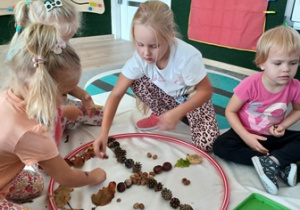 Dzieci układają jesienną mandale