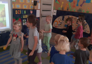 Dzieci tańczą do piosenki "Czerwone jabłuszko".