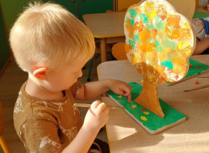 Dziecko maluje drzewo