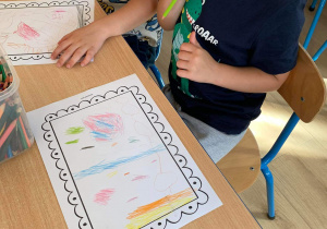 Dzieci rysują obrazek.