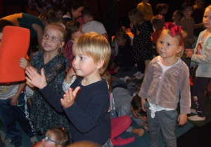 Dzieci słuchają instrukcji aktorów do wykonania zadań.
