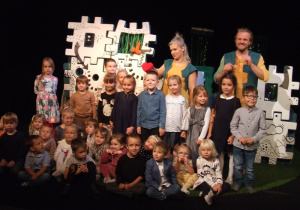 Wspólne zdjęcie aktorów z dziećmi.