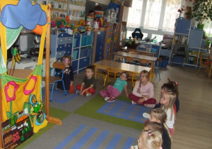 Dzieci oglądają inscenizację wiersza "Na straganie".