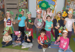 Dzieci odgrywają role warzyw z wiersza.