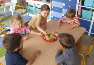 Dzieci poznają smaki przyniesionych warzyw.