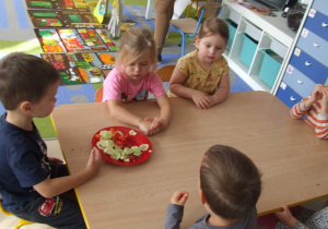 Dzieci poznają smaki przyniesionych warzyw.