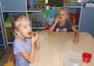 Dziewczynki zjadają ciasto.