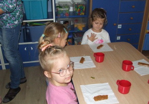 Dzieci zjadają ciasto marchewkowe.