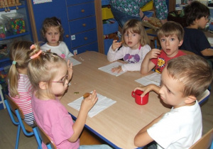 Dzieci zjadają ciasto marchewkowe.