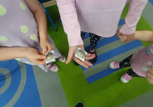 Dzieci pokazują obrazek z monetą 5.