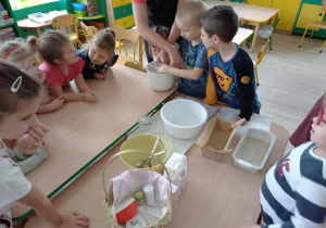 Dzieci wykonują chleb.