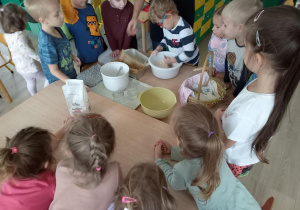 Dzieci wykonują chleb.
