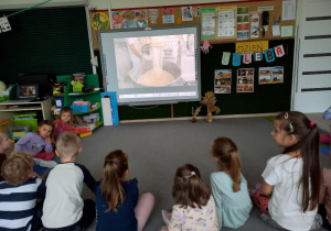 Dzieci oglądają film o chlebie.