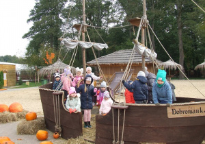 Dzieci bawią się na statku pirackim.