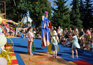 Dzieci biorą udział w pokazie cyrkowym.