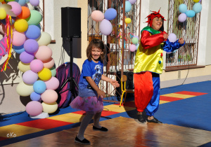 Dziewczynka bierze udział w pokazie cyrkowym.