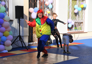 Chłopiec bierze udział w pokazie cyrkowym.