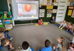 Dzieci oglądają film o jabłku