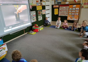 Dzieci oglądają film o marchewce.