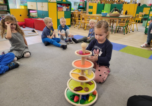 Dzieci układają piramidę zdrowego odżywiania.