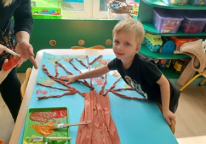 Dzieci robią drzewo