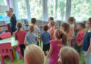Dzieci oglądają dział z książkami dla najmłodszych.