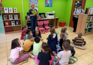 Dzieci słuchają opowiadania o Grzesiu.