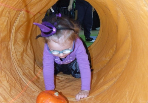 Dziewczynka w tunelu.