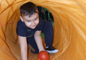 Chłopiec pokonuje tunel.