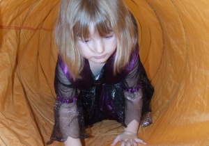 Dziewczynka pokonuje tunel.