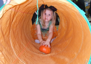 Dziewczynka pokonuje tunel.