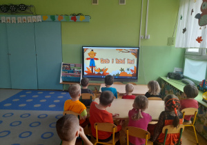Dzieci oglądają film edukacyjny o dyni.